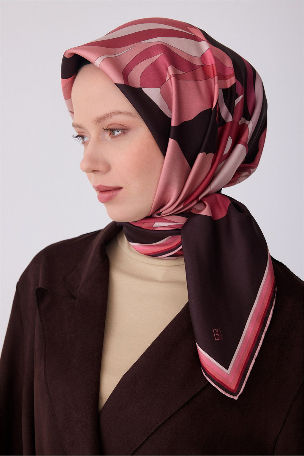 Belli Kahverengi Çiçek Desen %100 Twill İpek Eşarp 4303 - 35